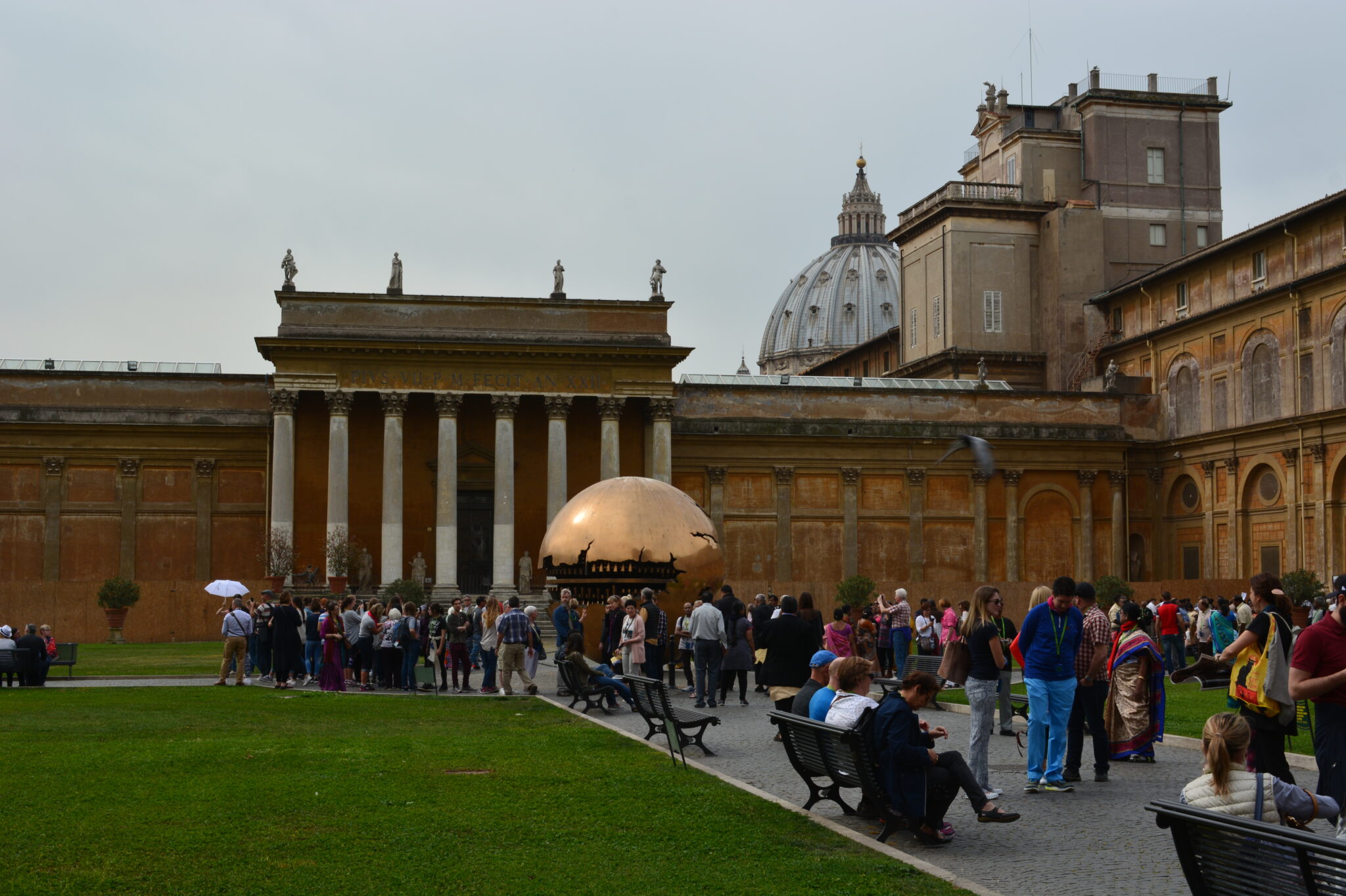 Esfera de bronze de Arnaldo Pomodoro